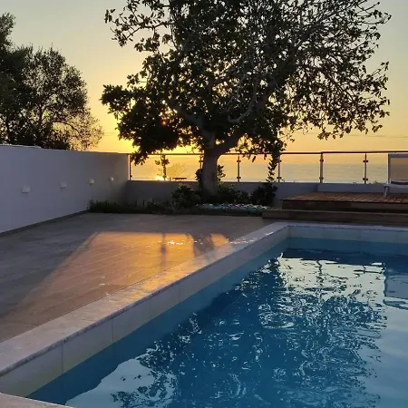 Emilia - With Private Swimming Pool 度假居 *